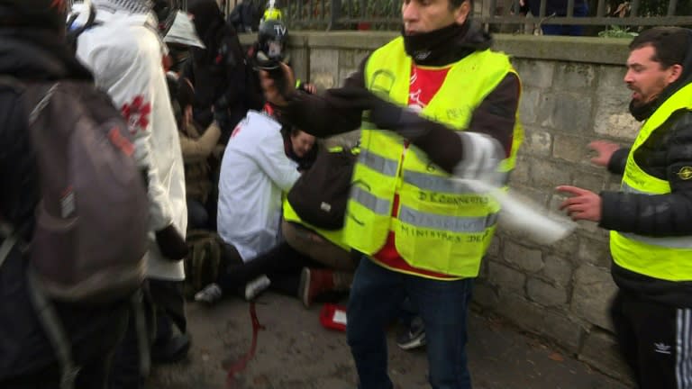 Main Arrachée Dun Manifestant Gilet Jaune Samedi à Paris