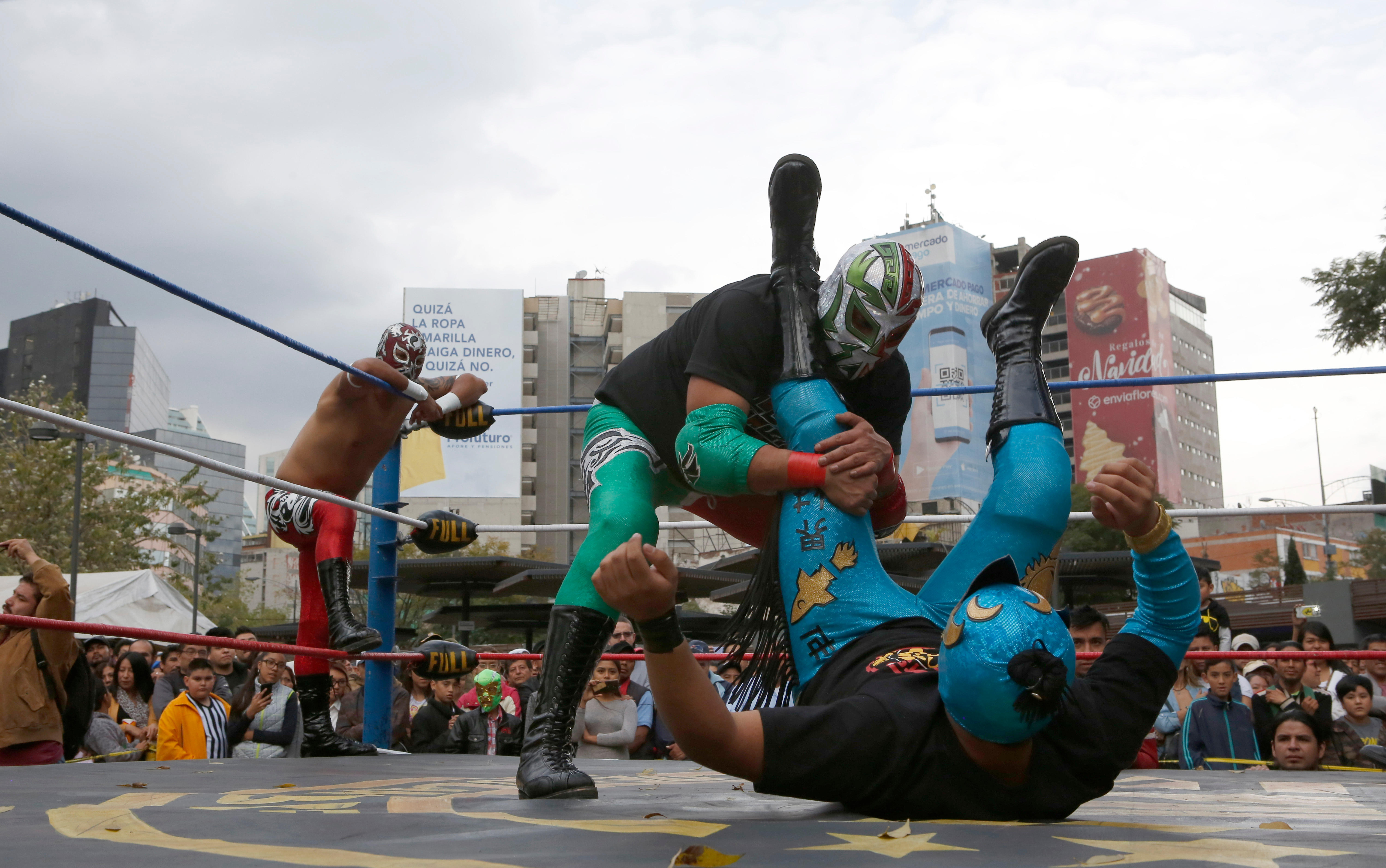 Mexican wrestlers thrill public at historic Metro station