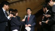 Giappone, premier Abe nella bufera, sospettato di favoritismi