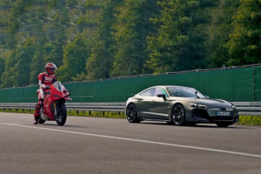 四輪戰二輪戲碼又來了，這次是Audi最強量產車RS e-tron GT Performance vs. Ducati Panigale V4 S