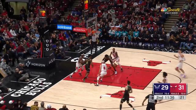 Mark Williams with a dunk vs the Chicago Bulls