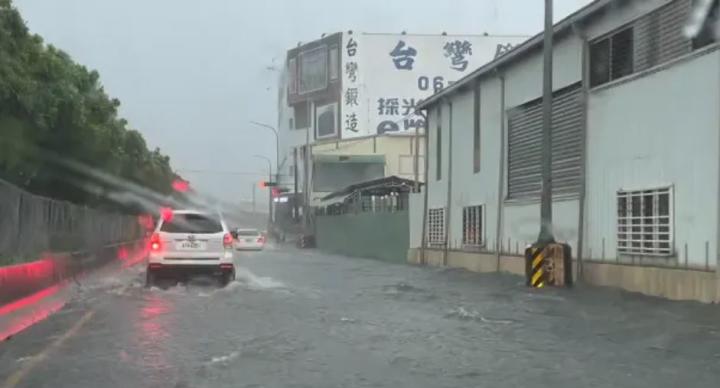 大雷雨灌台南 水淹半個輪胎