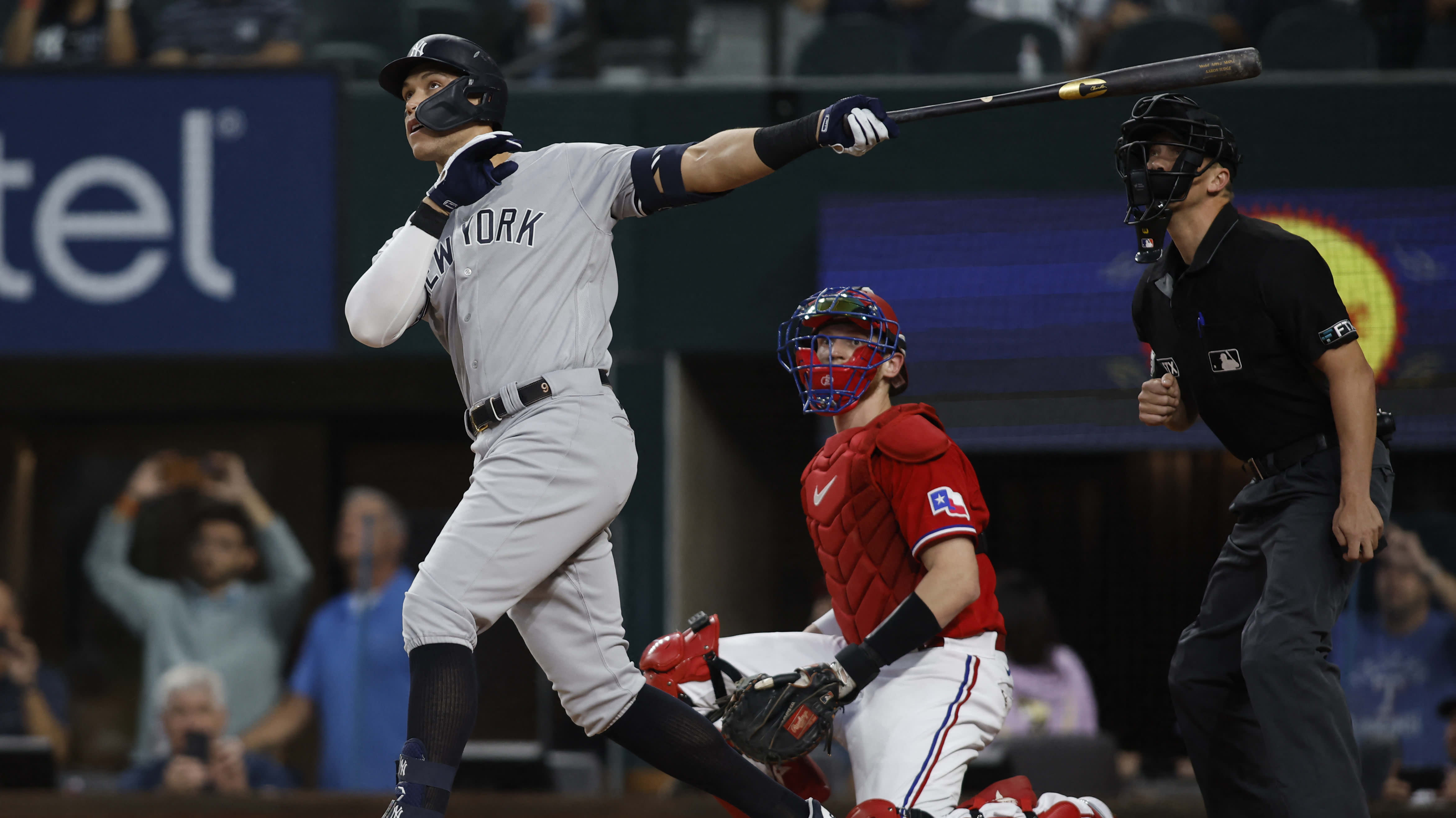 Aaron Judge closes jersey on HR trot in Houston