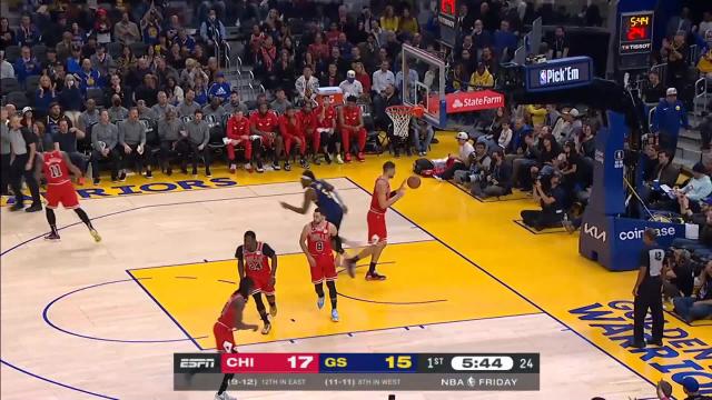 Kevon Looney with a dunk vs the Chicago Bulls