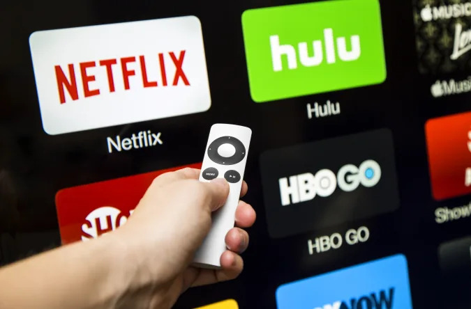 Canton, GA, ABD - 4 Ekim 2015 Netflix, hulu ve hbo abonelik akışlı video hizmeti bir Apple TV aracılığıyla erişildi ve bir hd TV'de görüntülendi. Bu uygulamalar, kablo için ödeme yapmaya alternatif olarak kablo kesiciler arasında popüler olan ücretli hizmetlerdir. 