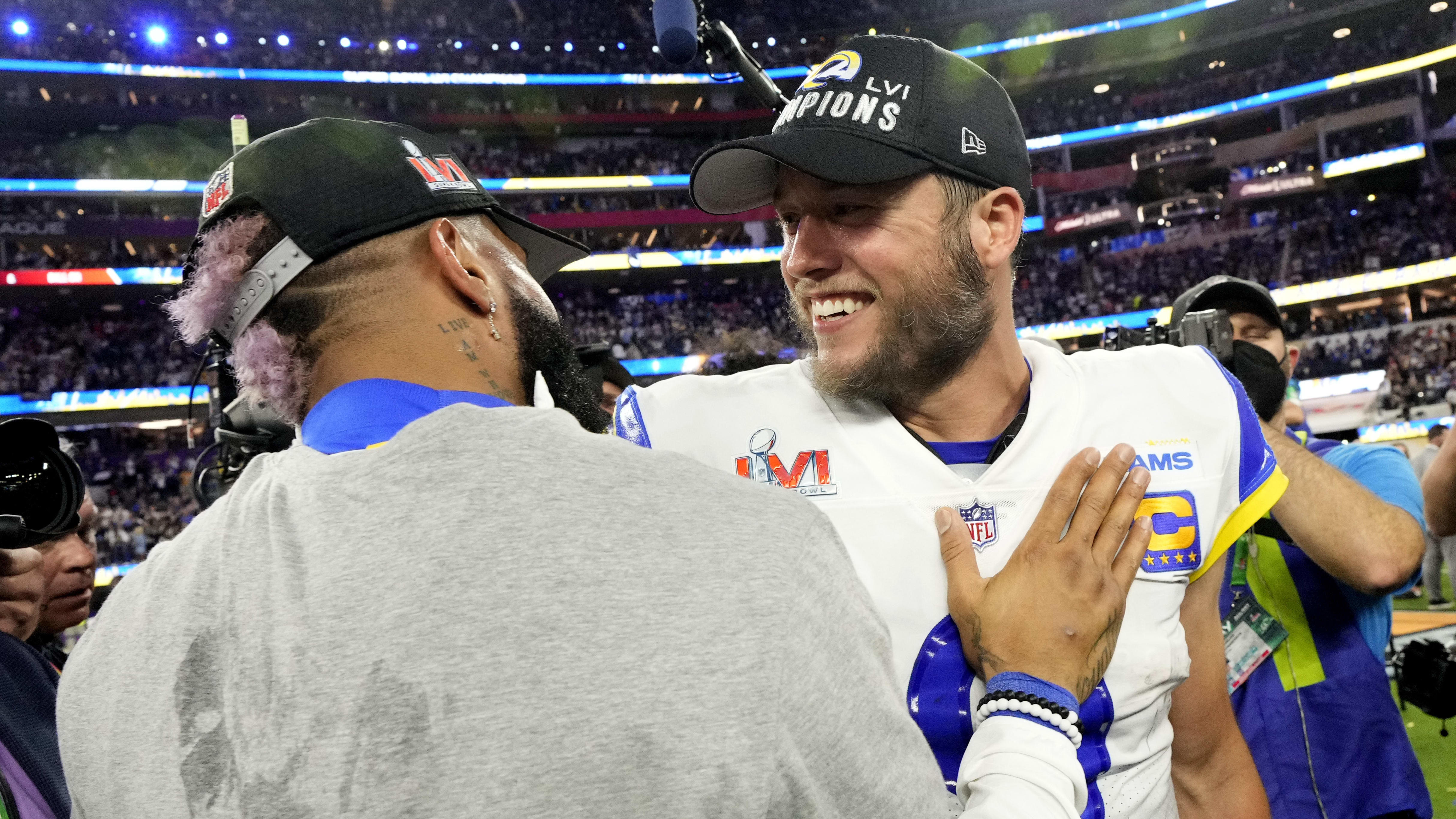 Stafford Turns Around After Photographer Fell During Super Bowl Parade