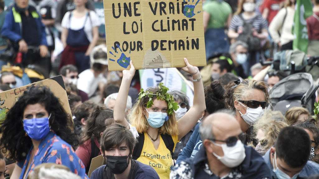 Des milliers de personnes défilent en France pour exiger une action réelle contre le changement climatique