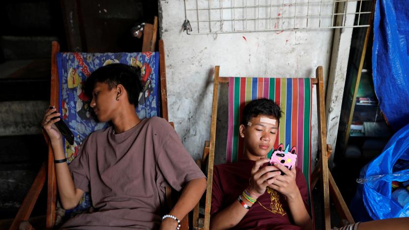 Youths use smartphones at Quiapo in Manila, Philippines, January 10, 2020. REUTERS/Willy Kurniawan