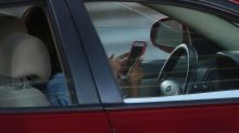 Possibile sospensione patente per chi guida e usa smartphone