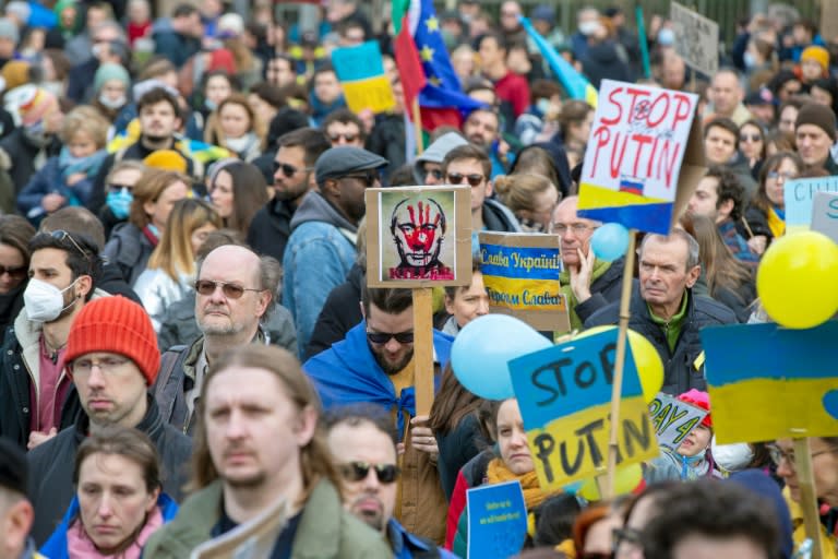 Miles de manifestantes en ciudades europeas condenan la invasión de Rusia a Ucrania