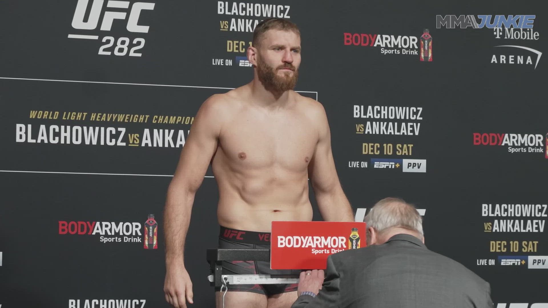 UFC 282 video Jan Blachowicz, Magomed Ankalaev make weight for vacant title bout