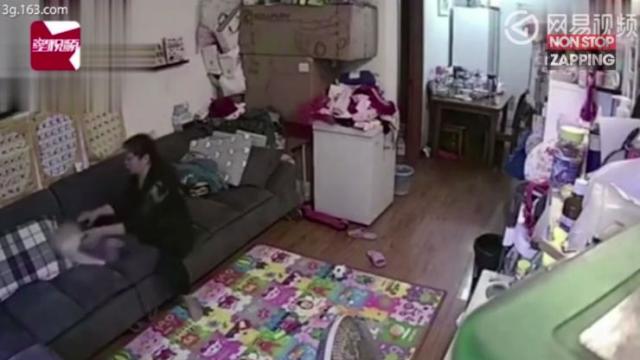 Chine Une Nounou Violente Filmee En Train De Maltraiter Un Bebe Video