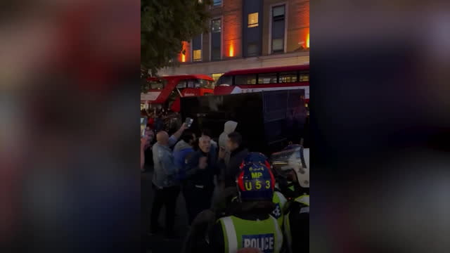 Affrontements entre manifestants et policiers devant l’ambassade d’Iran à Londres
