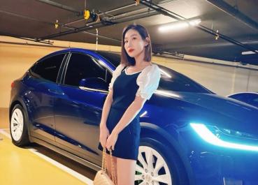 【明星聊開車】Tesla Model X成咪咪一家人代步車　千匹馬力加持真的衝很快，剛換白色內裝一個月不敢穿牛仔褲！