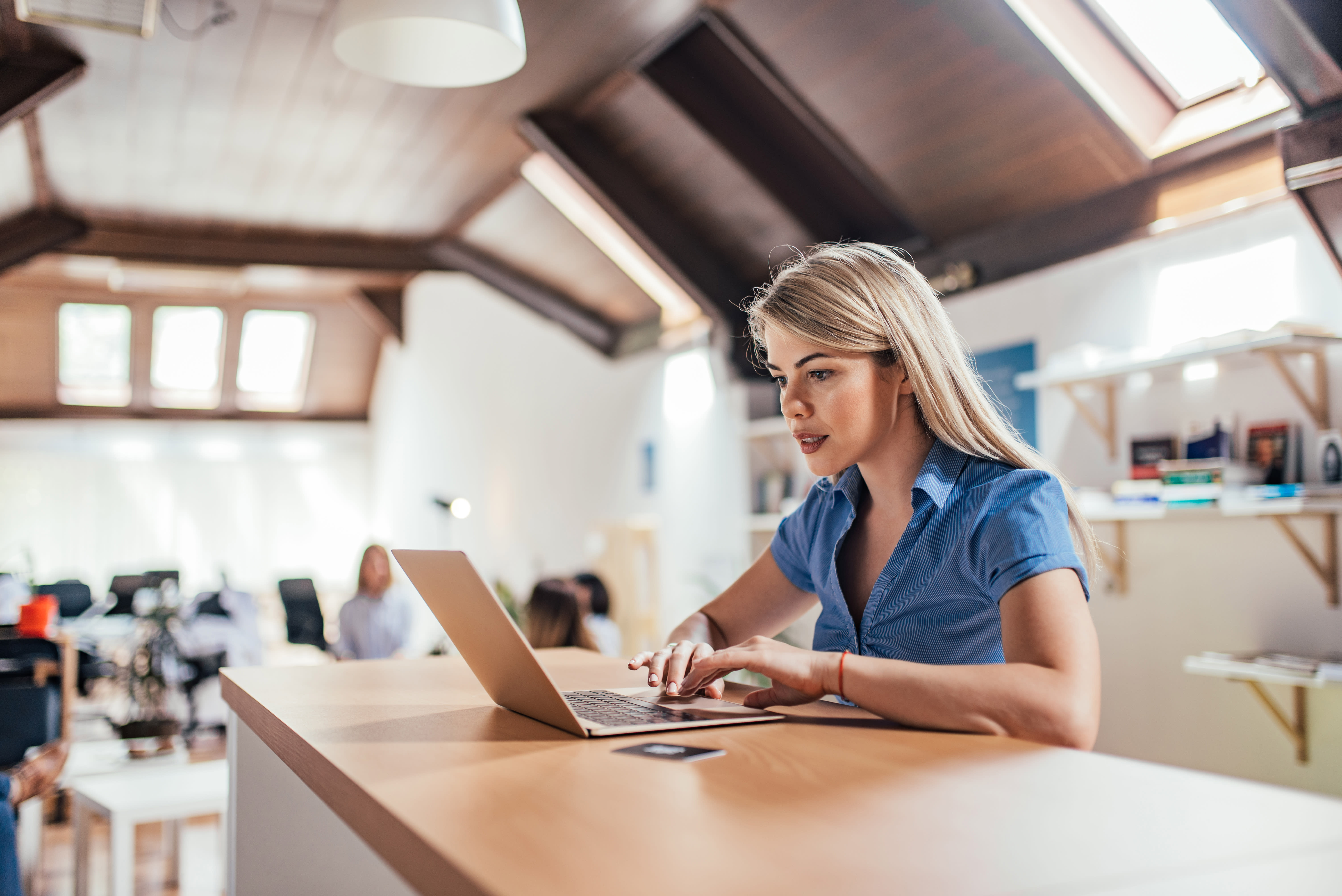 Работа для женщин вечером. Блондинка офисный сотрудник. Workplace women. Working women. Превью женщин работающих.