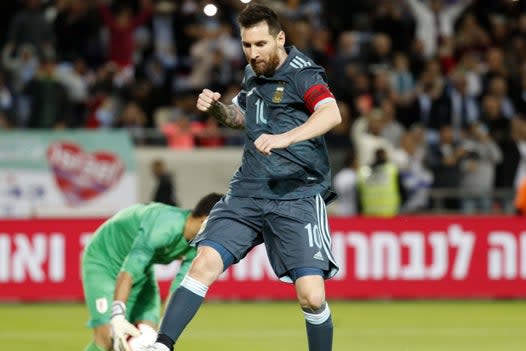 Lionel Messi scores last-minute penalty to earn Argentina 2-2 friendly draw with Uruguay