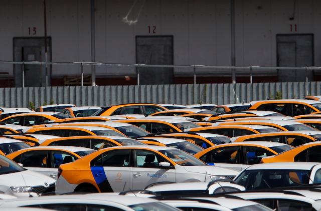 Yandex Drive car sharing vehicles are seen at a parking lot amid the coronavirus disease (COVID-19) outbreak, on the outskirts of Moscow, Russia May 20, 2020.  Picture taken May 20, 2020.   REUTERS/Maxim Shemetov