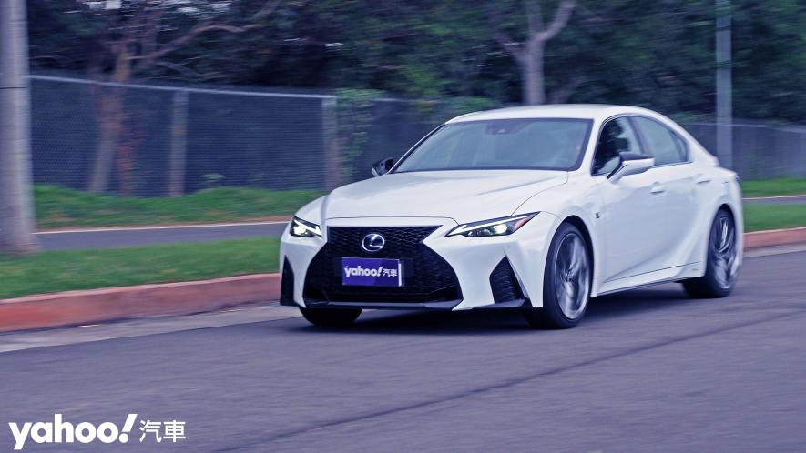 跑格煉成陣下的折衷之作！2021 Lexus小改款IS300h F Sport試駕 - 13