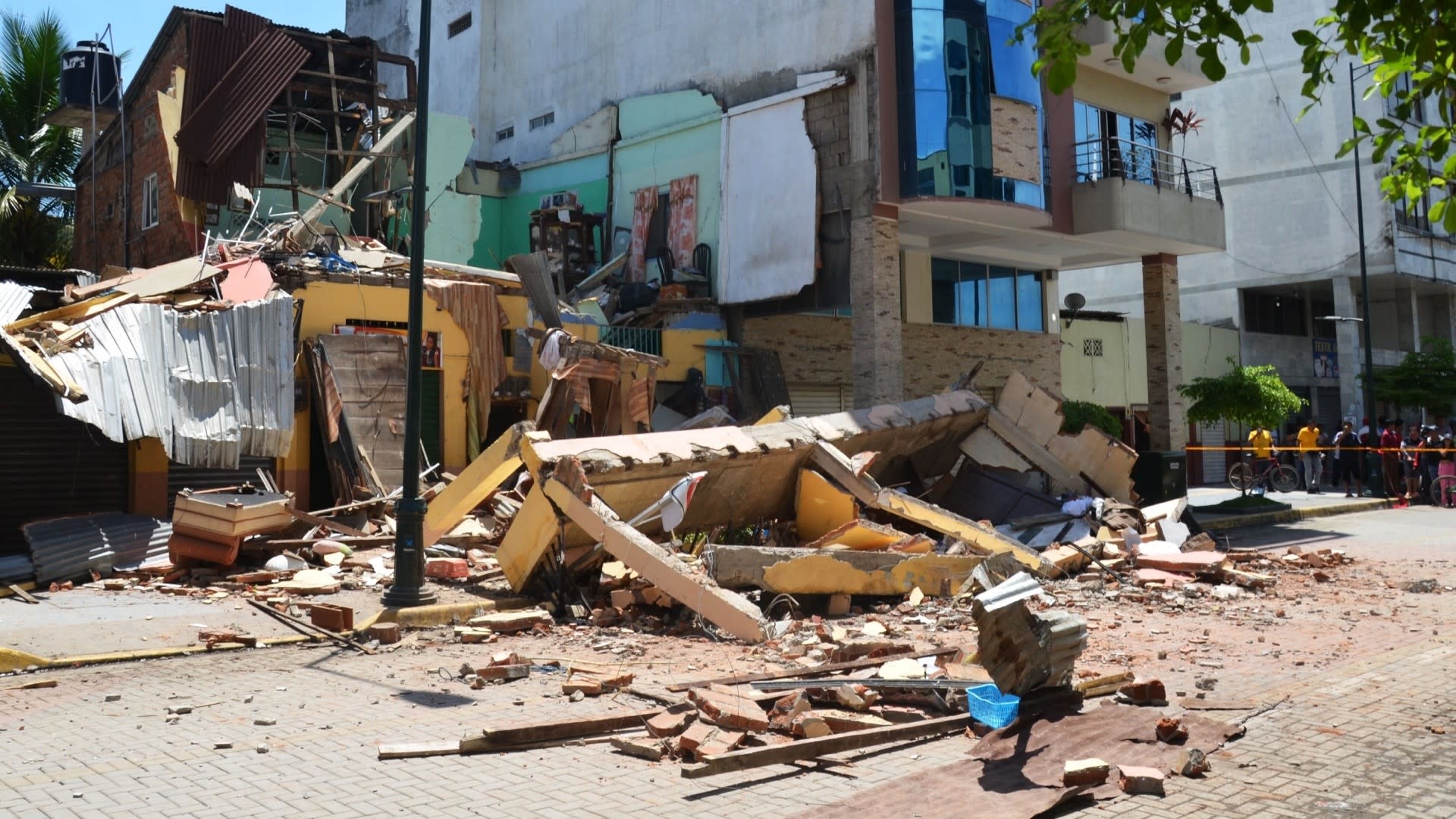 Un imponente terremoto sacude la costa ecuatoriana y deja al menos