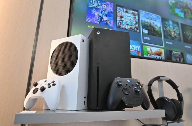 Microsoft's Xbox Series X (black) and series S (white) gaming consoles are displayed at a flagship store of SK Telecom in Seoul on November 10, 2020. (Photo by Jung Yeon-je / AFP) (Photo by JUNG YEON-JE/AFP via Getty Images)