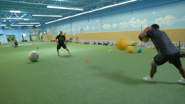 Pro Bowl Running Back Latavius Murray’s Dodge Ball Agility Drill For Elite Reaction Time and Cutting Ability