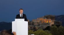 Macron in visita ad Atene chiede di "ricostruire" l'Europa