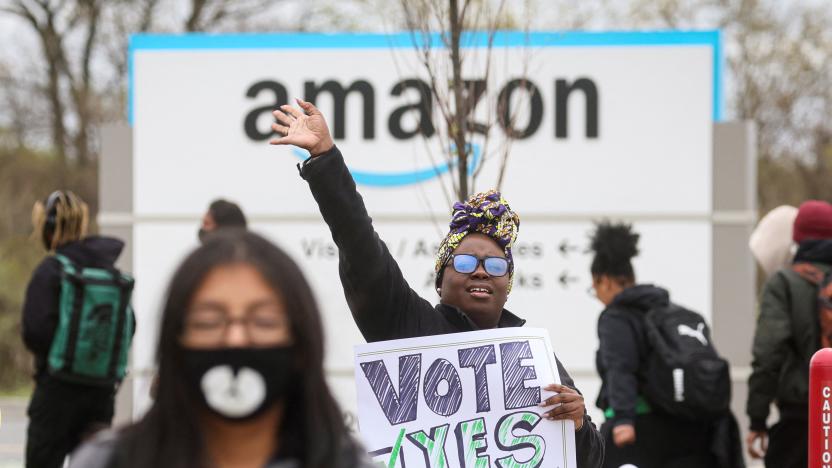 An Amazon Labour Union (ALU) organizer greets workers outside Amazon’s LDJ5 sortation center, as employees begin voting to unionize a second warehouse in the Staten Island borough of New York City, U.S. April 25, 2022.  REUTERS/Brendan McDermid.