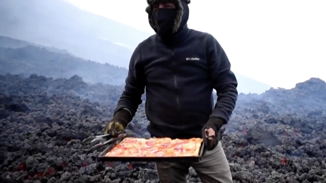 Hombre aventurero convirtió un volcán cercano en un horno de pizza