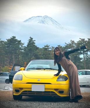 【美女特集】Fiat女子擁有500C、Barchetta兩台車! 喜歡它的換檔樂趣及可愛的客製色♡