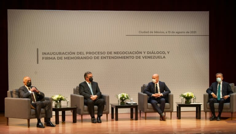 Photo of Gobierno y oposición venezolanos negocian en México
