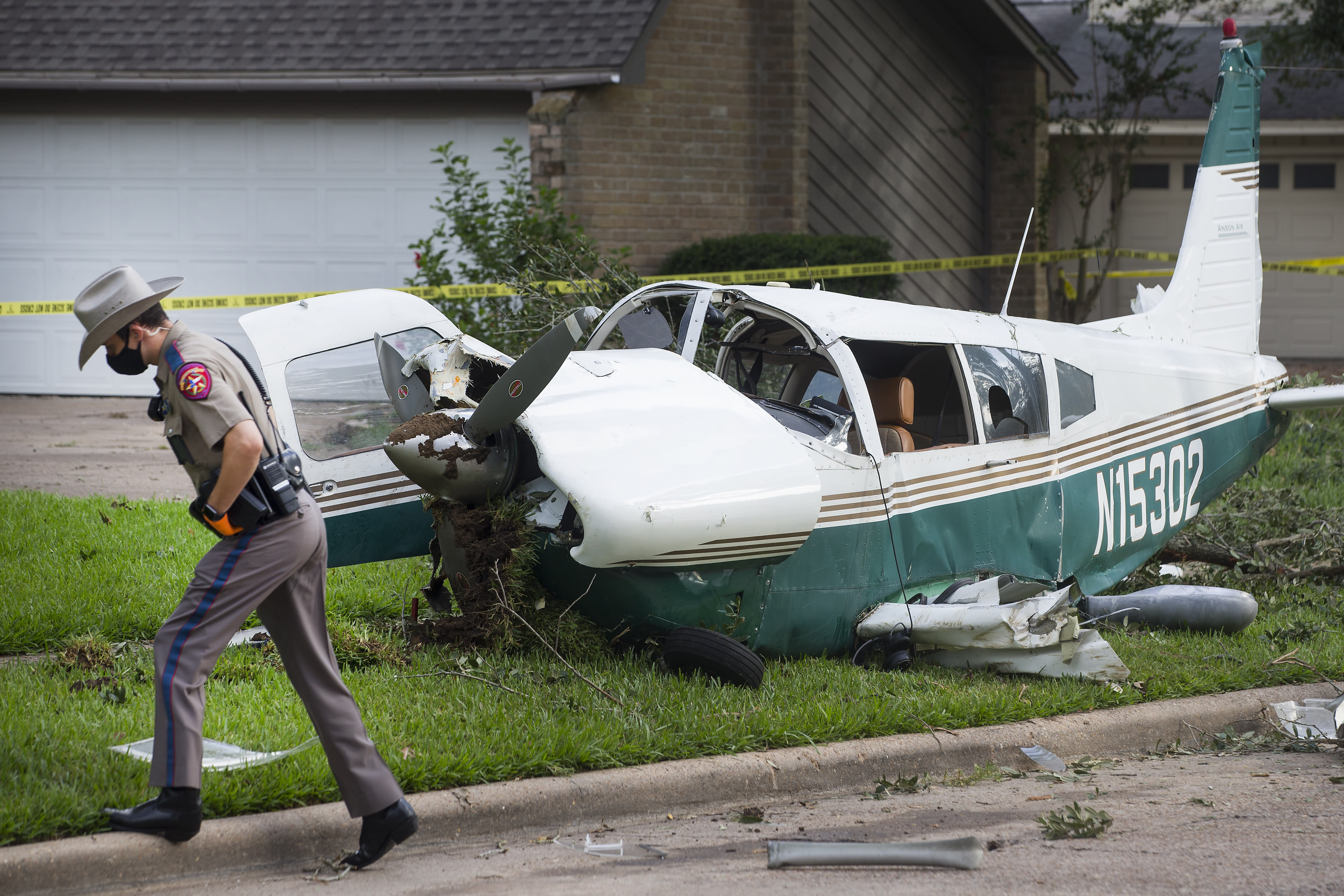 'Miracle' 2 hurt when plane crashes in Houston neighborhood