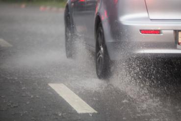 水漂效應是什麼？大雨行車遇到恐失控打滑！輪胎該怎麼處理才能預防？發生時如何應對？