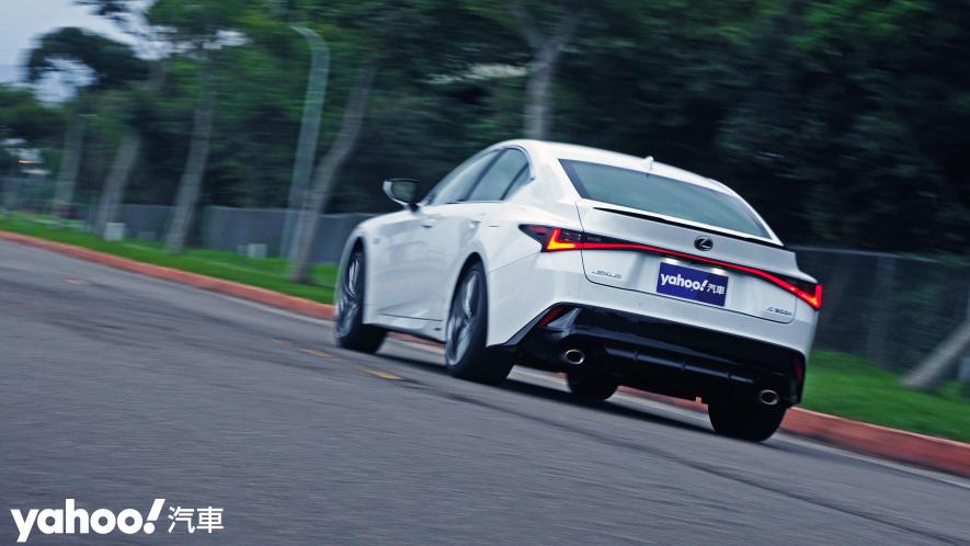 跑格煉成陣下的折衷之作！2021 Lexus小改款IS300h F Sport試駕 - 14