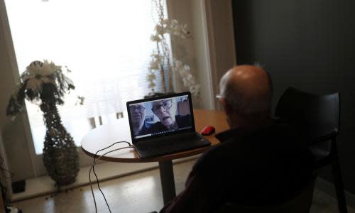 US seniors turn to Zoom to connect with friends and family