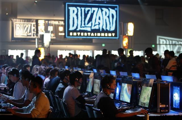 Hundreds of computer gamers play the game "World Of Warcraft" during the first day of BlizzCon 2008 at the Anaheim Convention Center in Anaheim, California October 10, 2008. Started in 2005, the annual BlizzCon convention is a gathering of some 20,000 computer game players who play "World of Warcraft" made by Blizzard Entertainment.  REUTERS/Mike Blake (UNITED STATES)