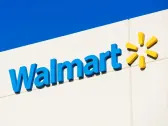 Walmart sails through inflation with strong sales, ups outlook