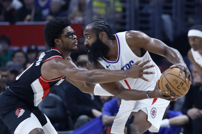 Kawhi Leonard scores 34 as Clippers edge Portland to extend winning streak