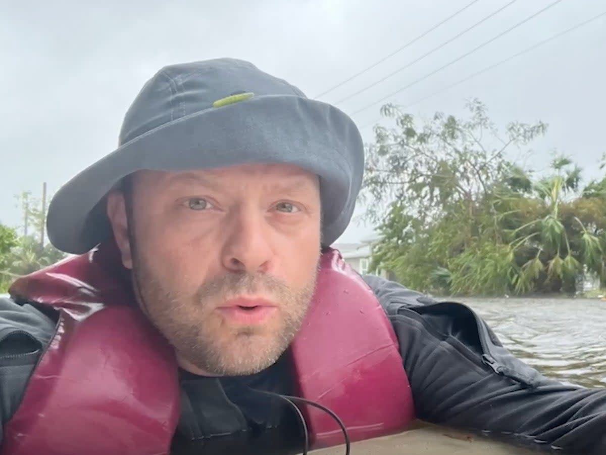 Son fils se filme en train de nager pour sauver sa mère âgée des inondations de l’ouragan Ian