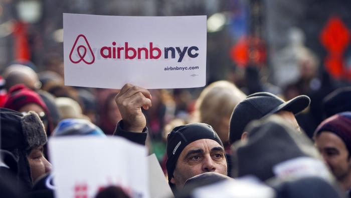 ARCHIVO - Partidarios de Airbnb durante una protesta afuera del Ayuntamiento de Nueva York, el 20 de enero de 2015. (AP Foto/Bebeto Matthews, Archivo)