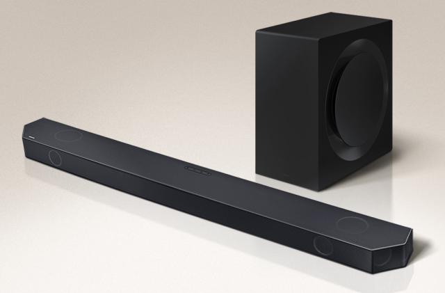 The Samsung HW-Q900C soundbar and subwoofer pictured side by side against a gradient white background. 