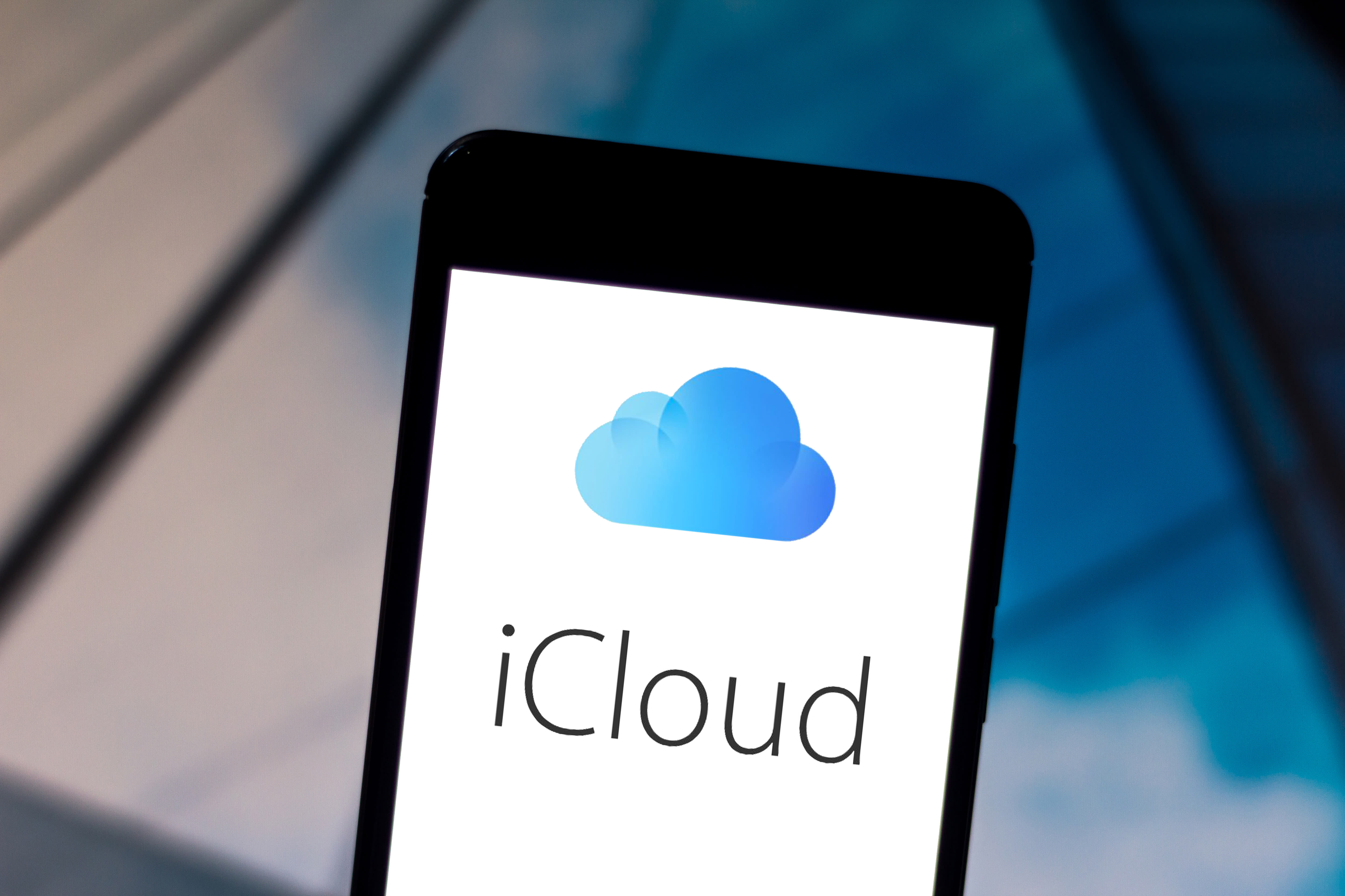 iCloud allegedly excluded a user from her surname