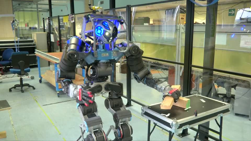 Какое устройство управляет всеми роботами. Роботы в промышленности. Управление роботом. Автоматические роботы. Разработка роботов.