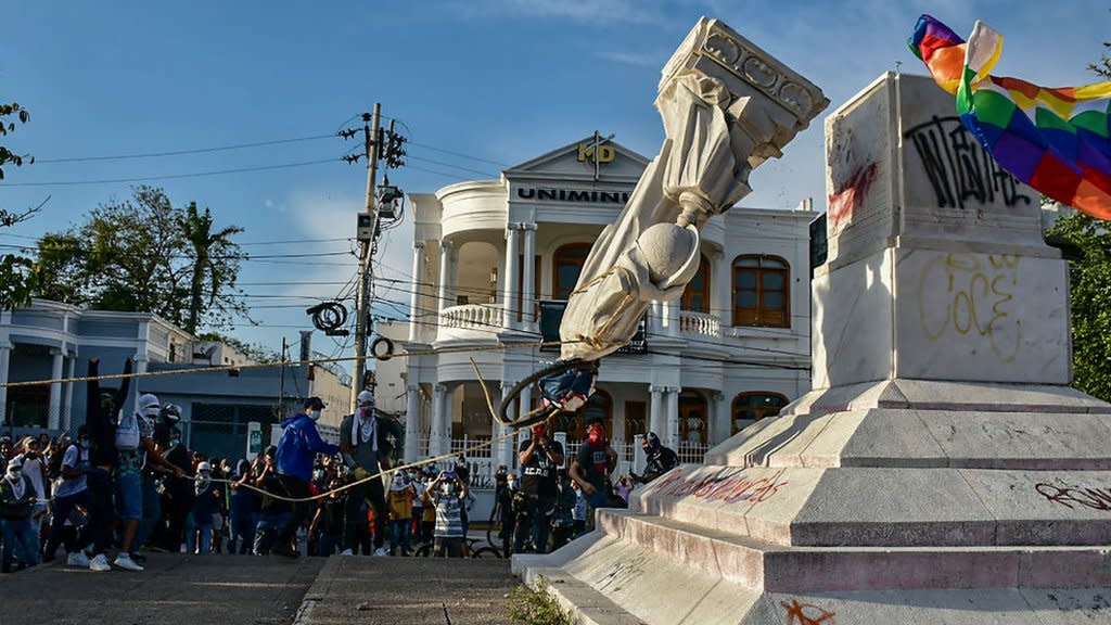 Colombian anti-government protesters topple Columbus statue