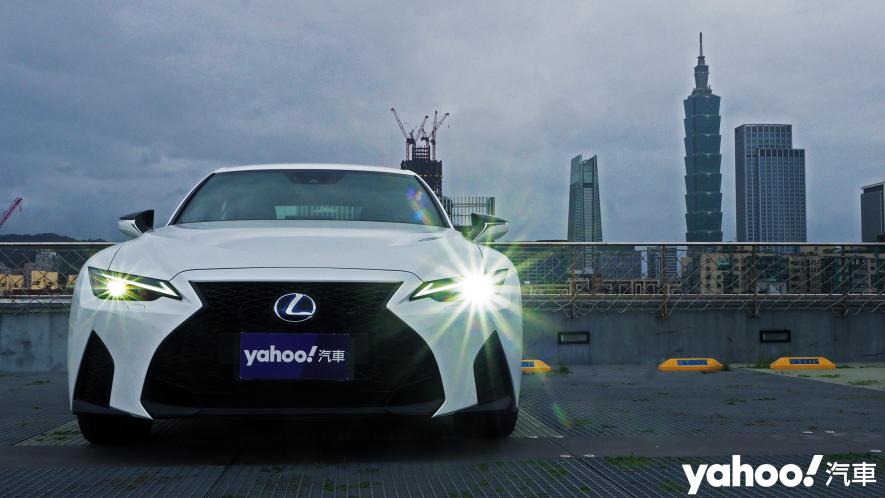 跑格煉成陣下的折衷之作！2021 Lexus小改款IS300h F Sport試駕 - 4