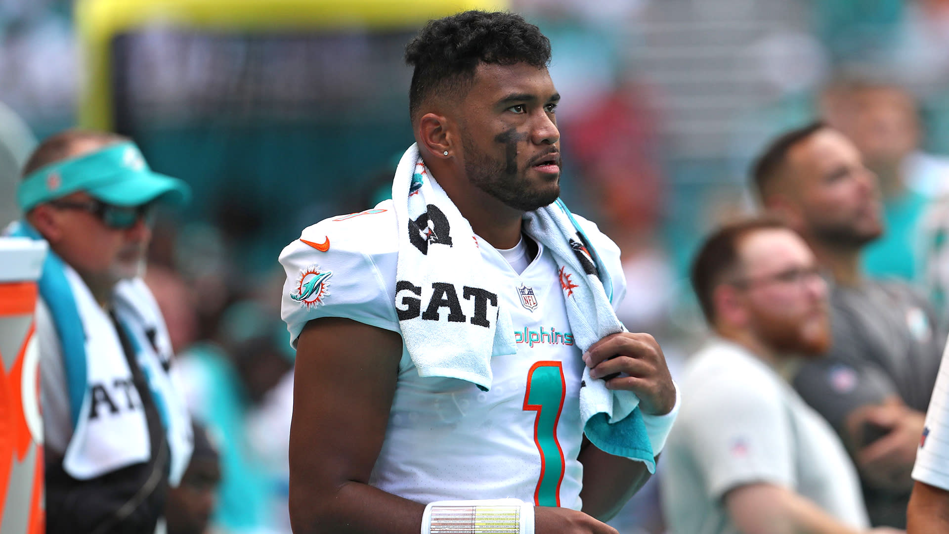 Dolphins' Tua Tagovailoa appears woozy after taking hit, briefly