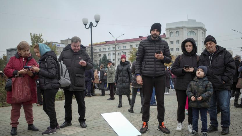 Local residents  use a Starlink terminal after Russia's retreat from Kherson, in central Kherson, Ukraine November 12, 2022.  REUTERS/Lesko Kromplitz