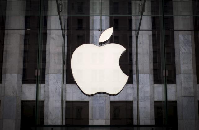 An Apple logo hangs above the entrance to the Apple store on 5th Avenue in the Manhattan borough of New York City, July 21, 2015. Apple Inc said it is experiencing some issues with its App Store, Apple Music, iTunes Store and some other services. The company did not provide details but said only some users were affected. Checks by Reuters on several Apple sites in Asia, Europe and North and South America all showed issues with the services. REUTERS/Mike Segar