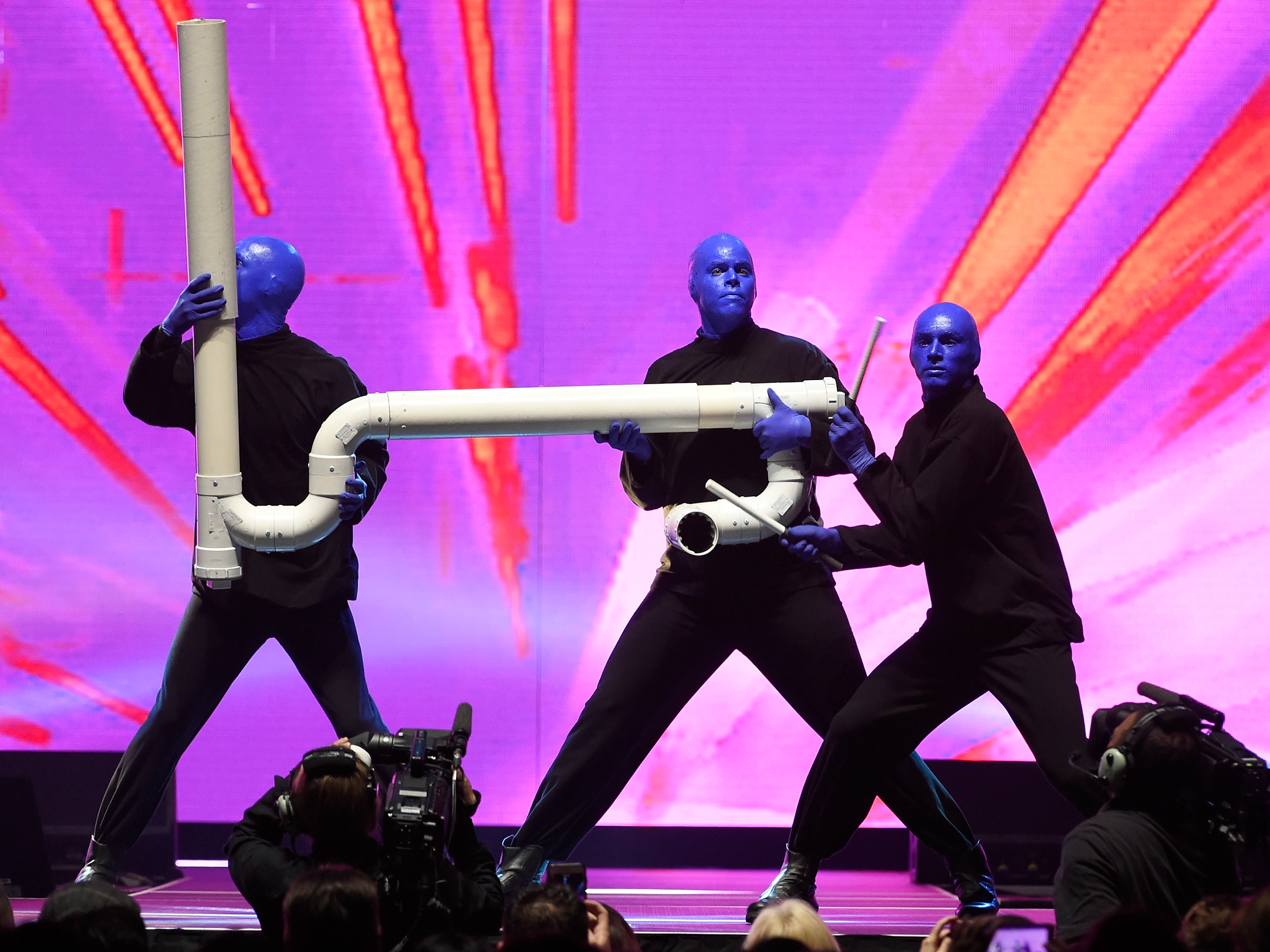 Включи лучшее 20. Солистка группы Blue man Group. Блю мен групп. Blueman концерт. Blue man Group музыка.