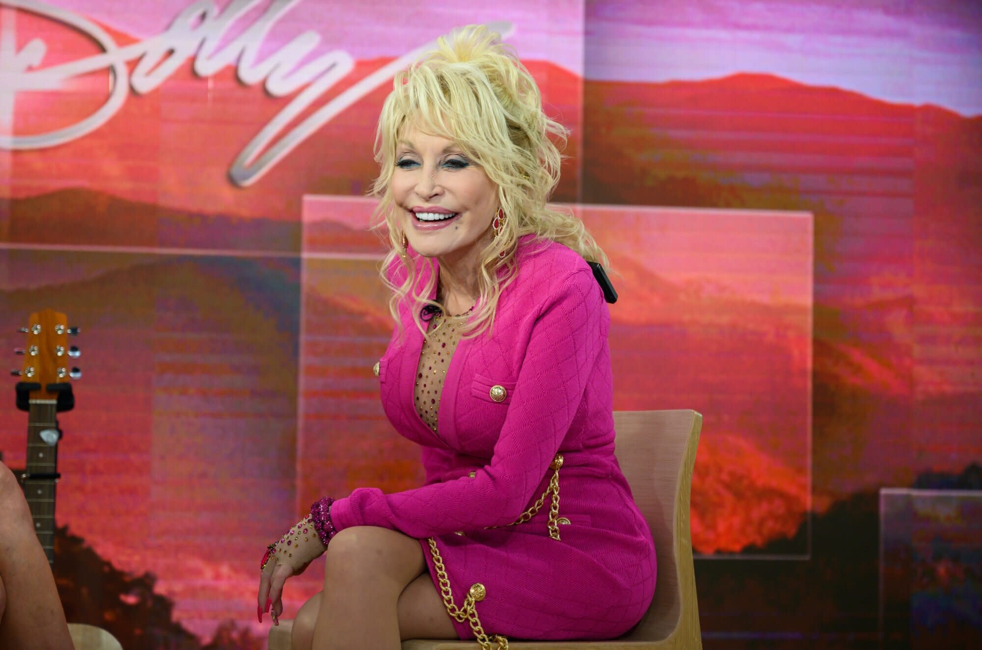 Twitter Is Worshipping Dolly Parton For Her 1 Million Donation To The Coronavirus Vaccine