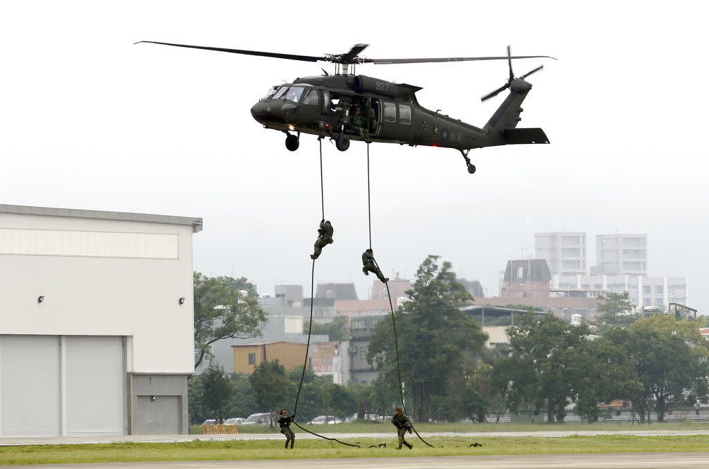 Lietuva pasirašo pirmųjų JAV karinių sraigtasparnių sandorį